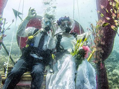 Wow, Pasangan Ini Pilih Menikah Di Dalam Air!